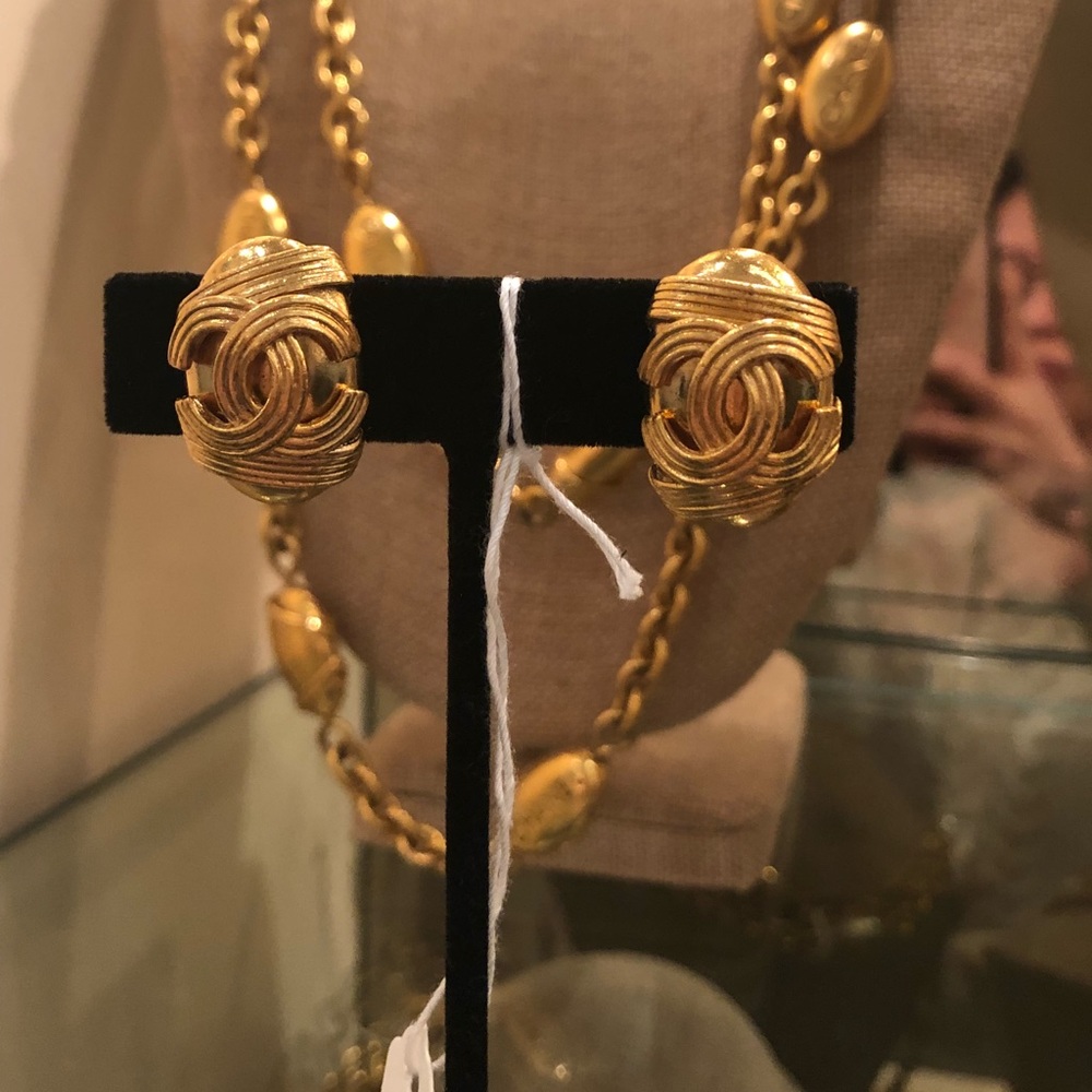 Sold！Authentic Chanel vintage 94A earrings